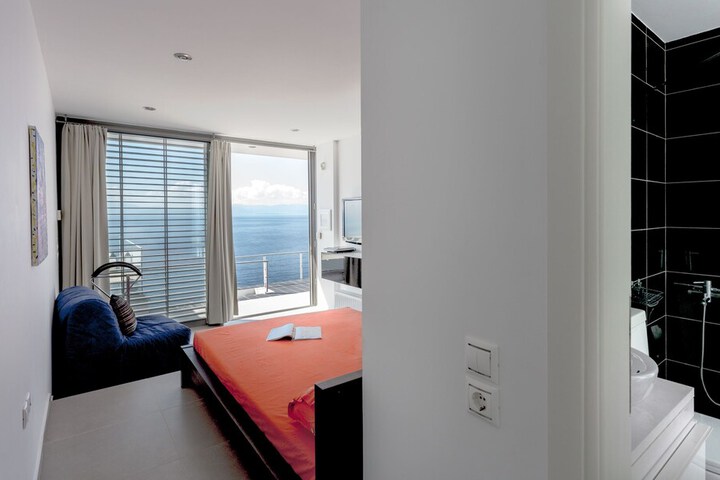 Room 43 of 142