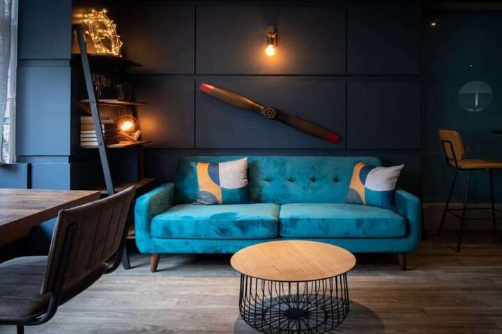 Lounge 41 of 47