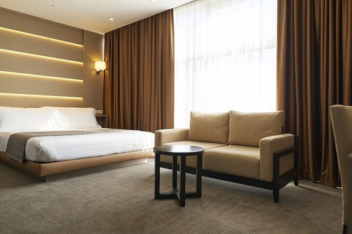 Room 6 of 80
