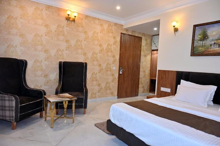 Room 10 of 33