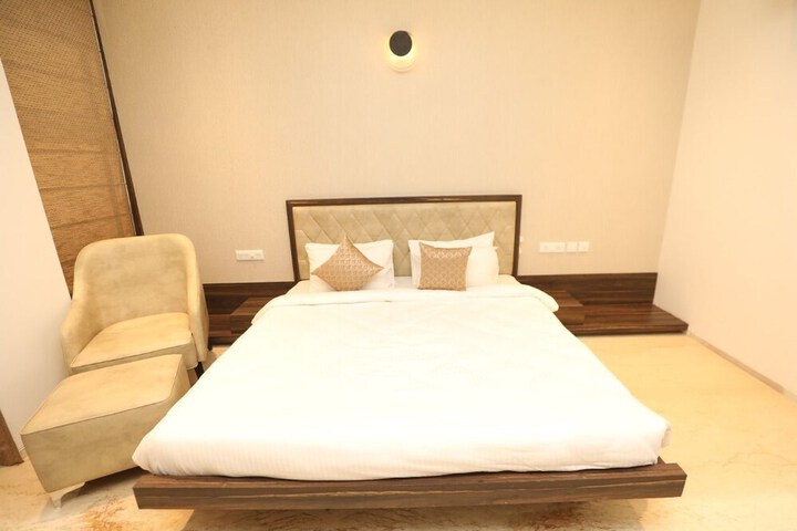 Room 12 of 97