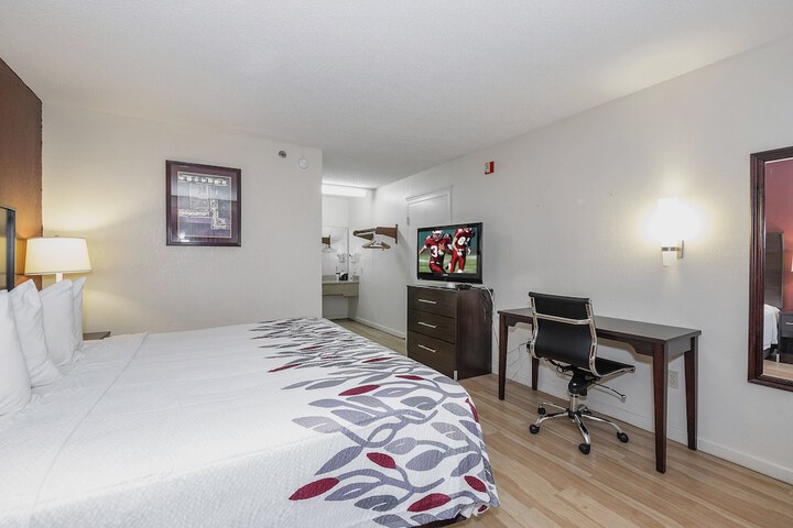 Deluxe King Bed Accessible (17 of 26)