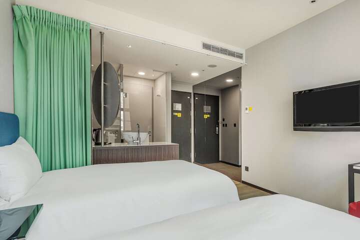 Room 85 of 162