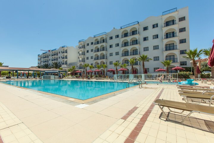 Hotel Pool