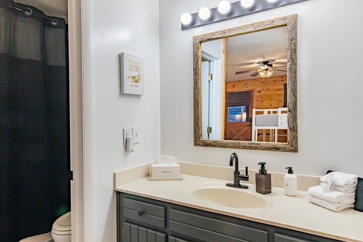 Clear Creek Lodge Handicap Accessible King Room (8 of 41)