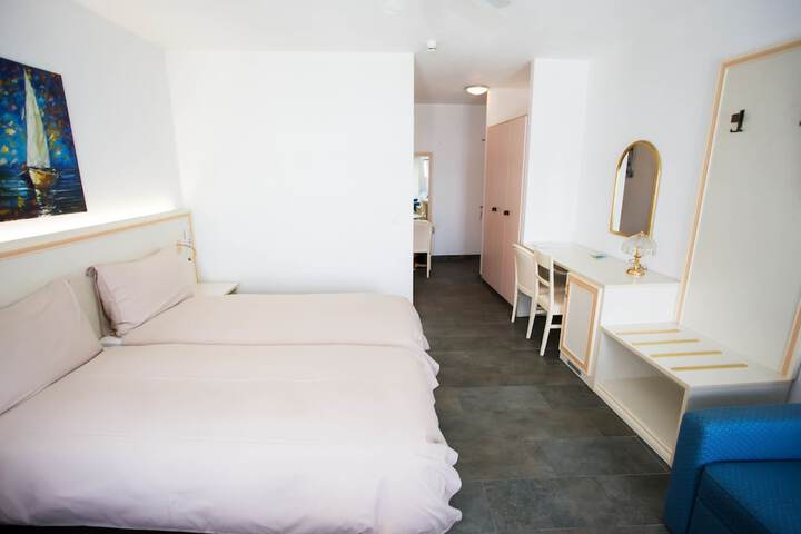Room 9 of 63