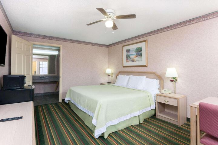 1 King Bed (14 of 22)