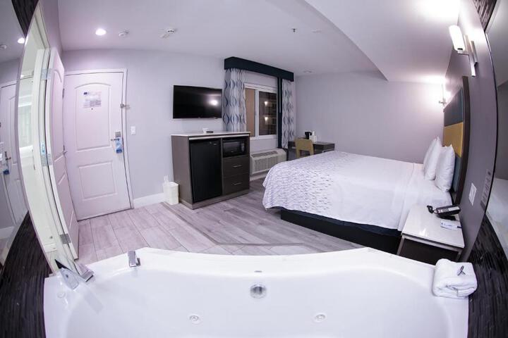 1 King Bed (3 of 12)