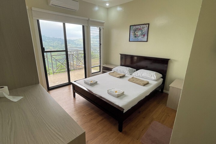 Room 10 of 104