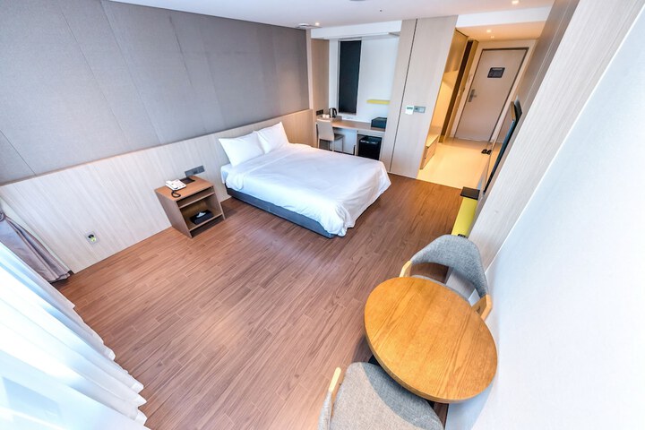 Room 12 of 84
