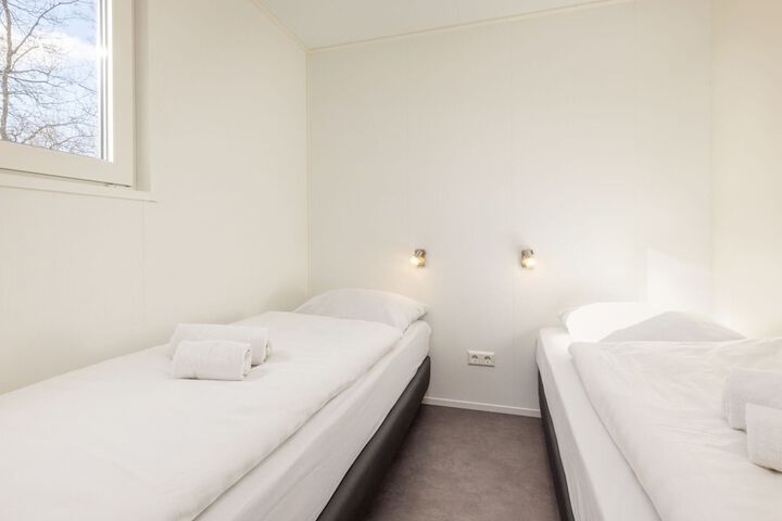 Room 2 of 39