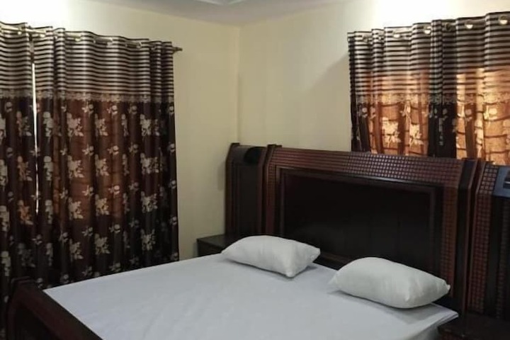 Room 5 of 9