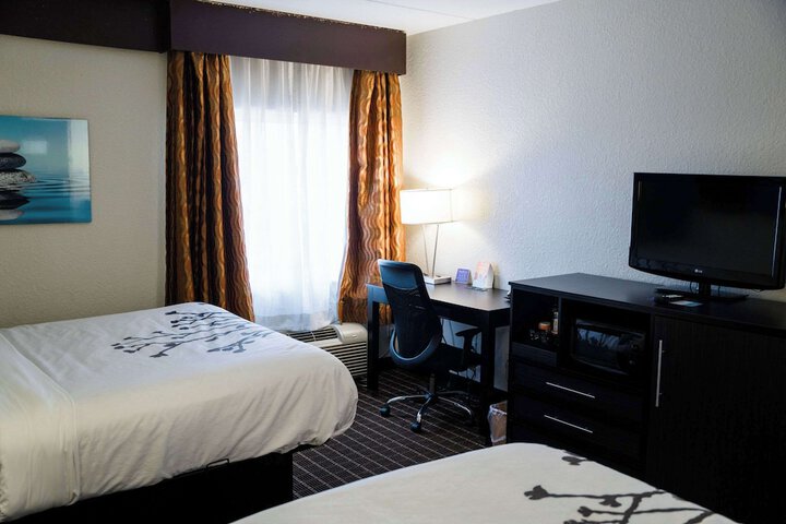 1 Queen Bed Accessible (27 of 31)