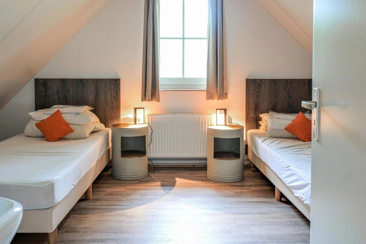 Room 2 of 10