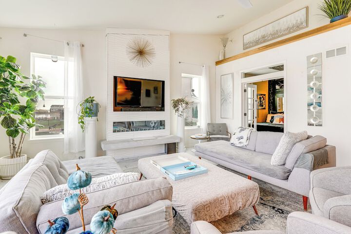 Spacious Waterfront Yorkville Getaway w / Yard