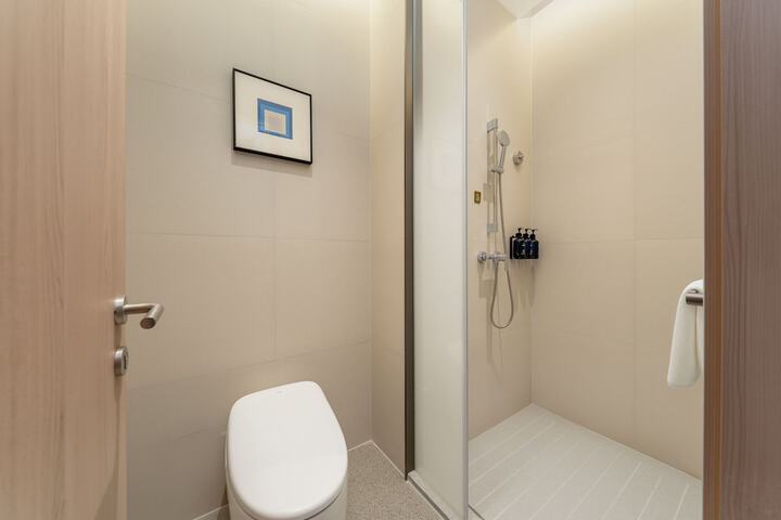 Room 33 of 46