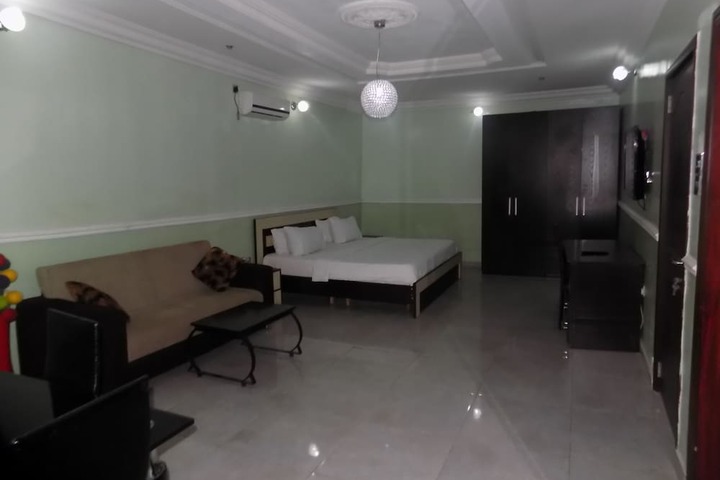 Room 9 of 15
