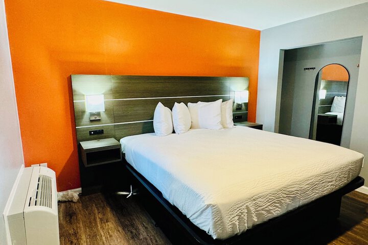 1 King Bed (3 of 7)