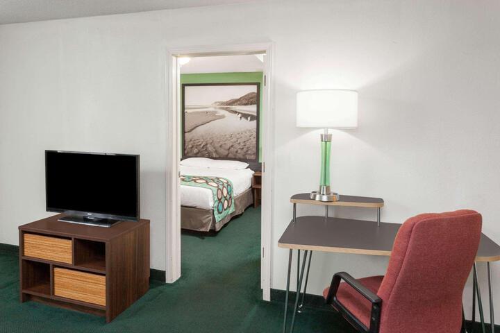 1 King Bed Interior Corridor (4 of 7)