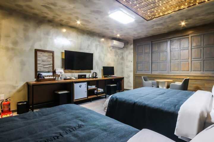 Room 10 of 42