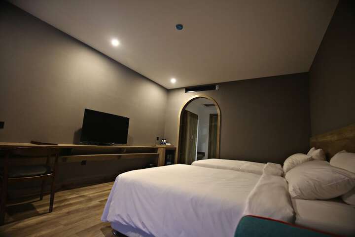 Room 4 of 38