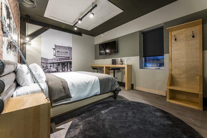 Room 4 of 12