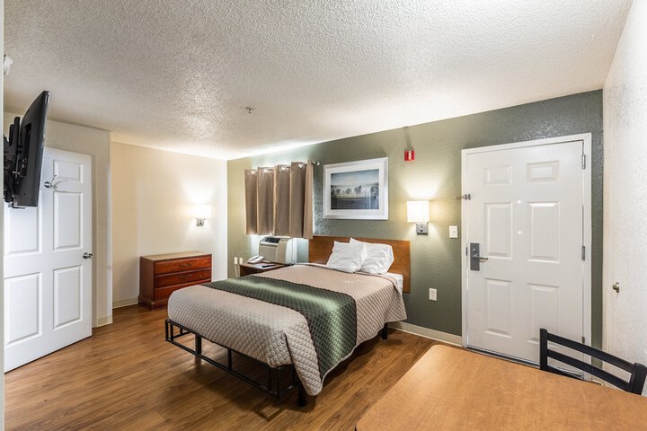 Studio Queen Bed (1 of 5)