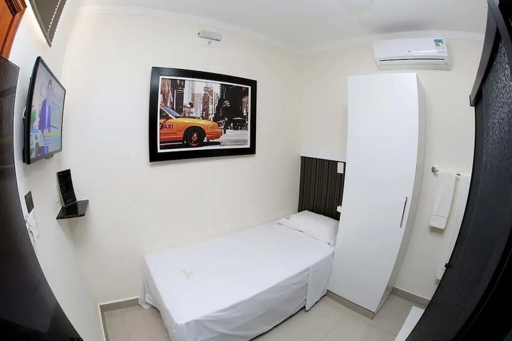 Room 6 of 12