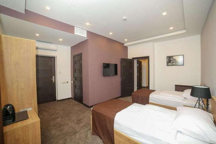 Room 6 of 14