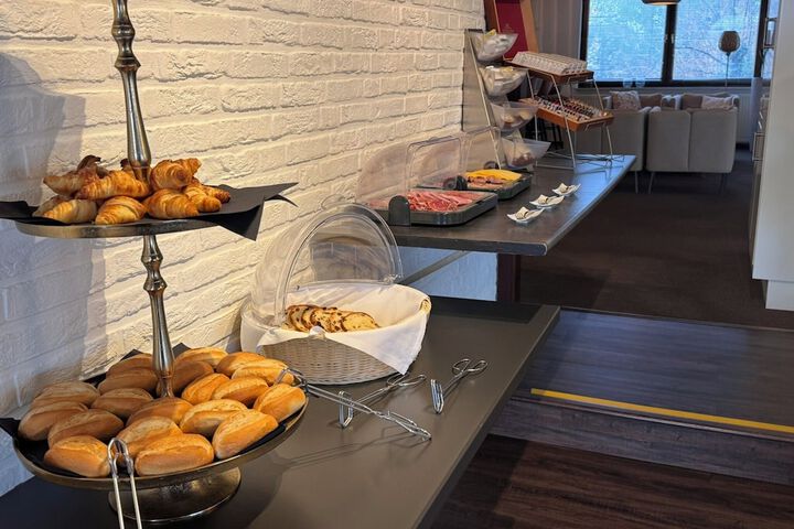Breakfast/Coffee Service 30 of 45