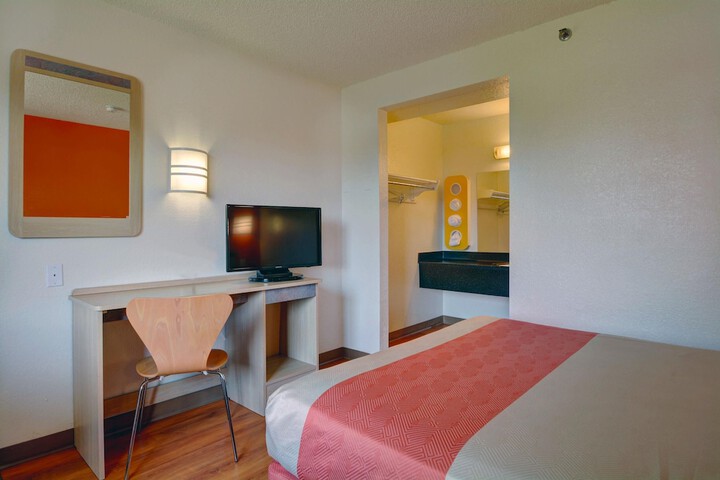 1 Queen Bed (3 of 6)