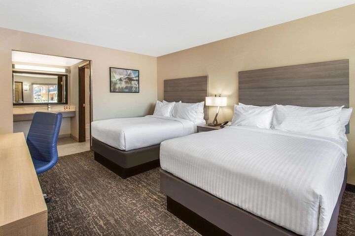 2 Double Beds (8 of 10)