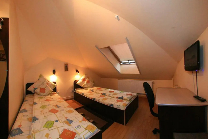 Room 4 of 12