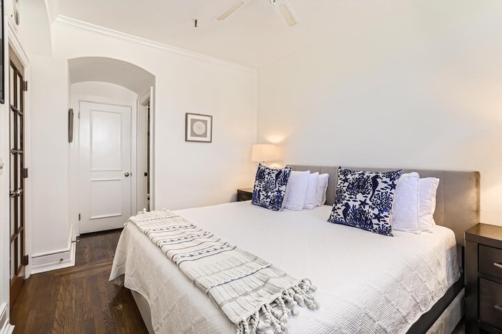 Room 4 of 16
