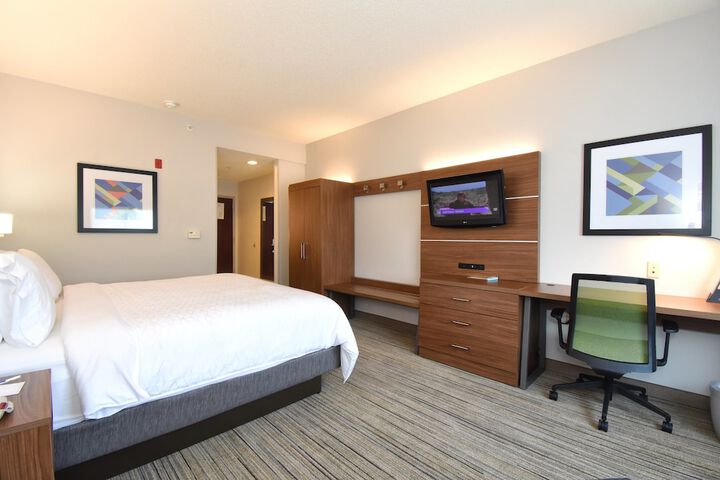 2 Queen Beds (12 of 16)