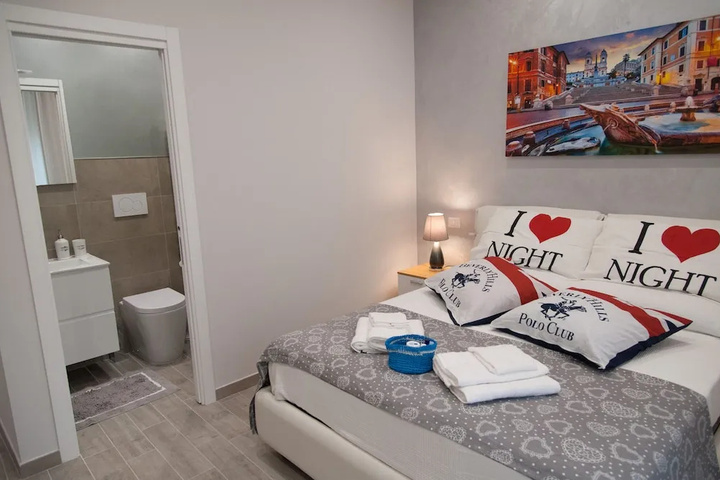 Room 4 of 16