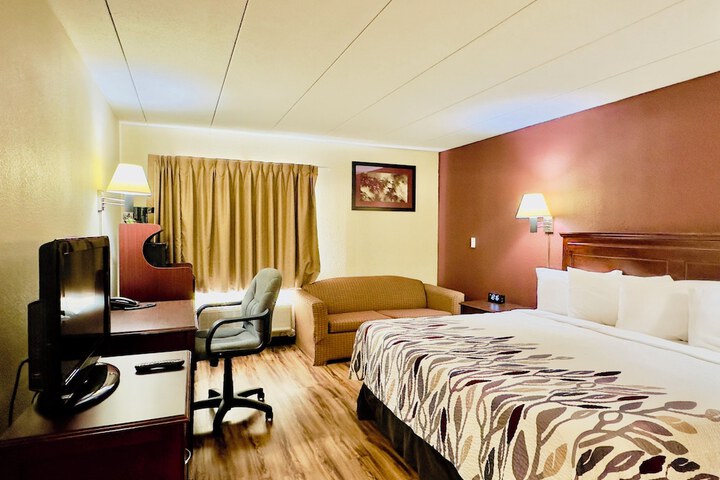 Deluxe King Bed Accessible (8 of 10)