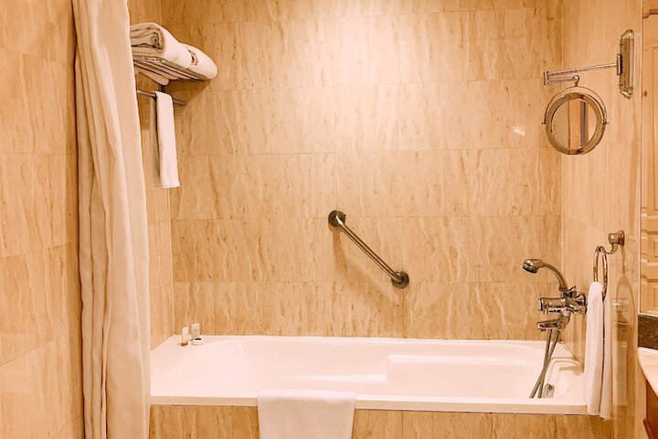 Deep soaking bathtub