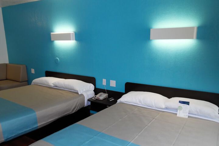 2 Queen Beds Accessible Micfridge (10 of 10)