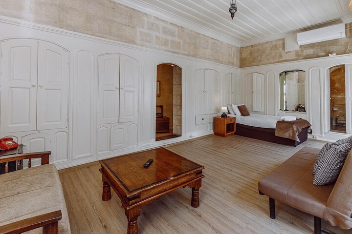Room 70 of 182