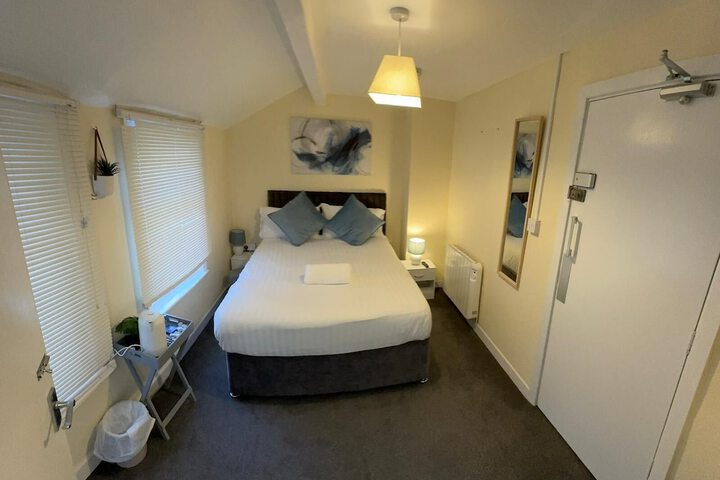 Room 16 of 38