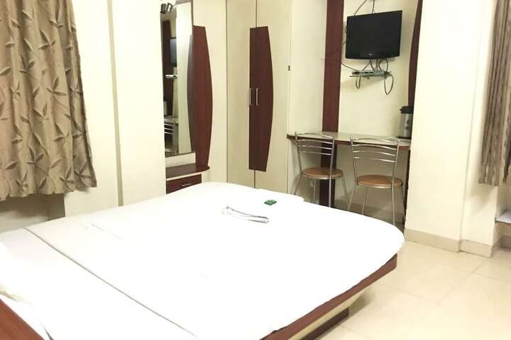 Room 10 of 16