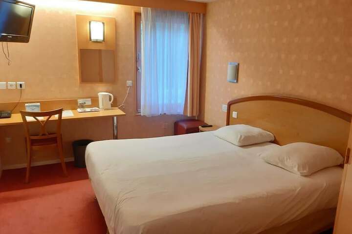 Room 27 of 138