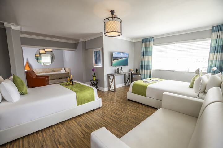 1 Queen Bed (3 of 13)