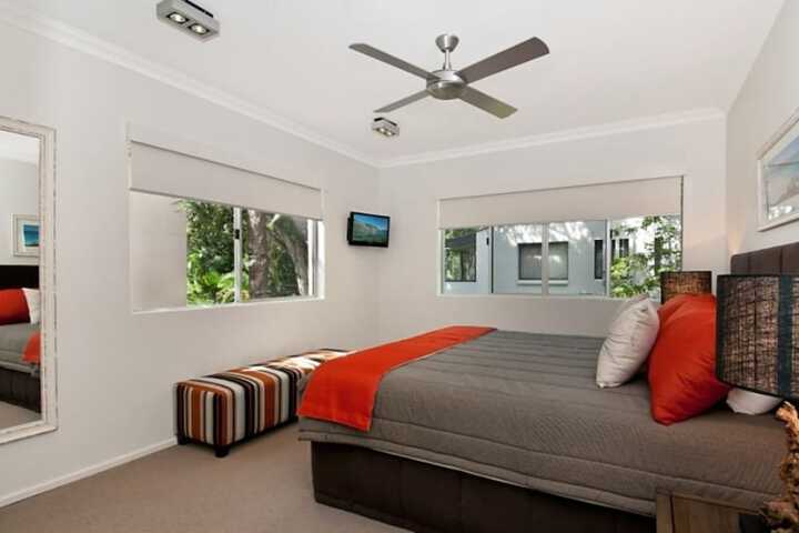 Room 4 of 28