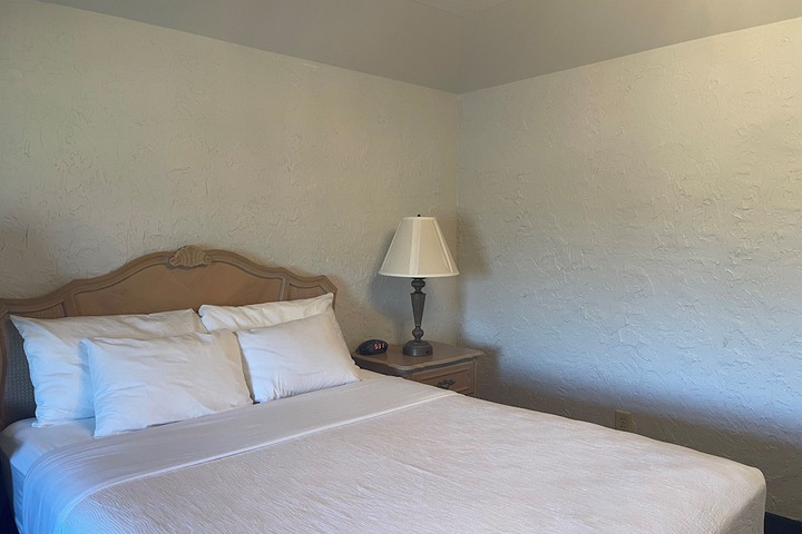 1 Queen Bed Deluxe Room (19 of 32)