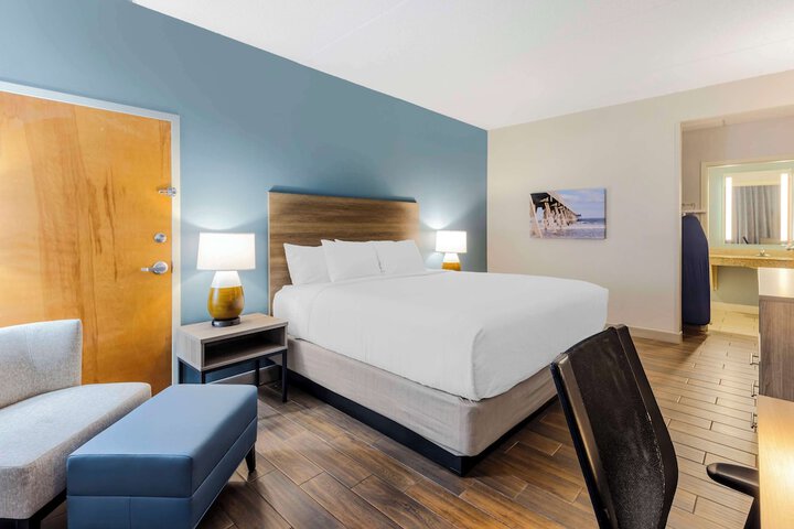 1 King Bed Microwave, Refrigerator Shower Only Full Breakfast (4 of 12)