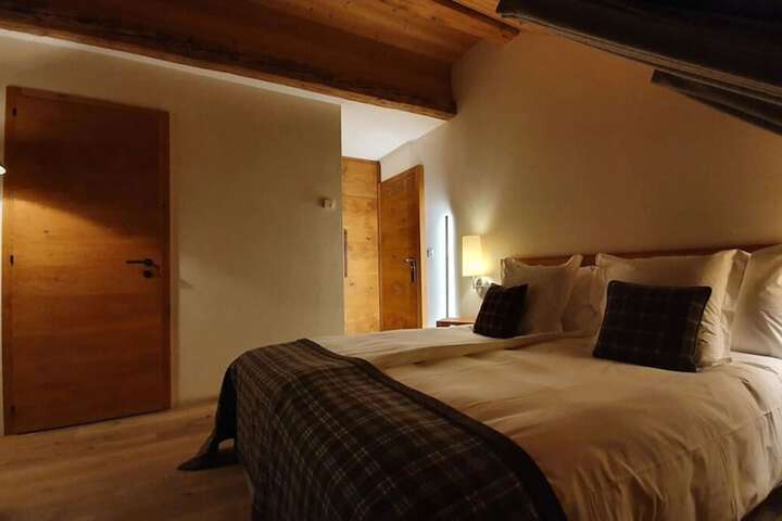 Room 9 of 16