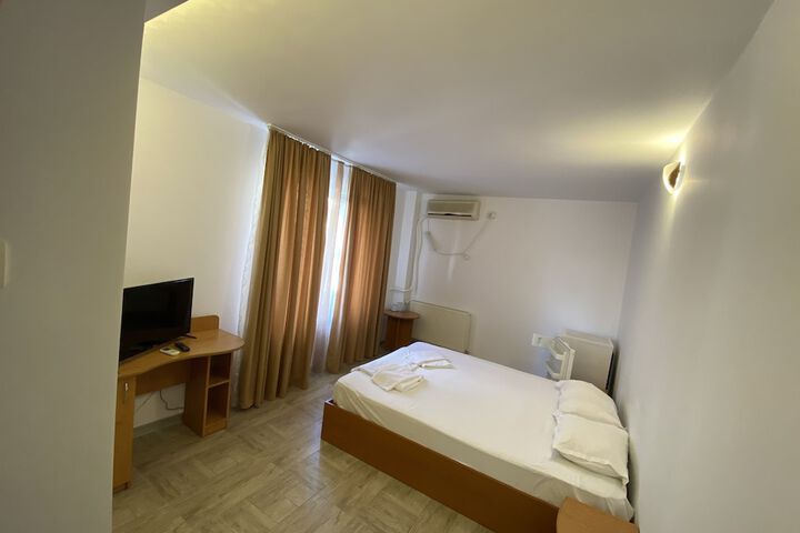 Room 6 of 27