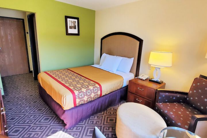 1 Queen Bed (4 of 20)